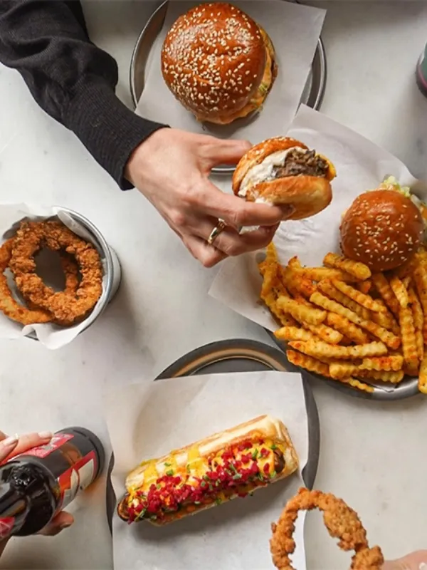 Cross Fingers İstanbul’un en iyi hamburgercilerinde hamburger ve atıştırmalıklar ile sofra