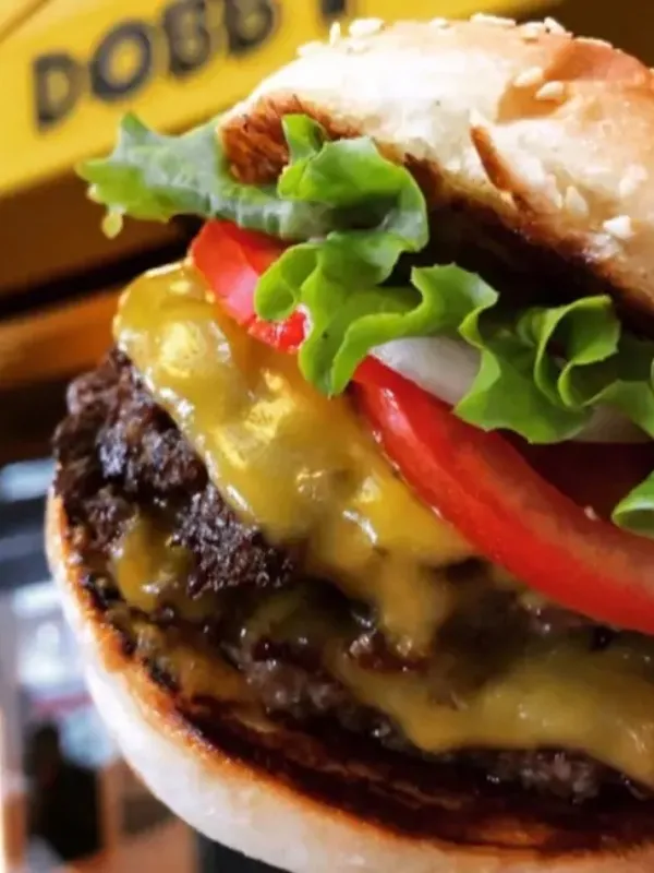 İstanbul’un en iyi hamburgercilerinden Dobby’s Burger Place yakın plan hamburger
