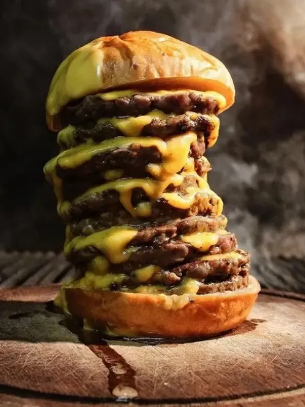 Etiler'de Elbet Steakhouse yakın çekim cheeseburger