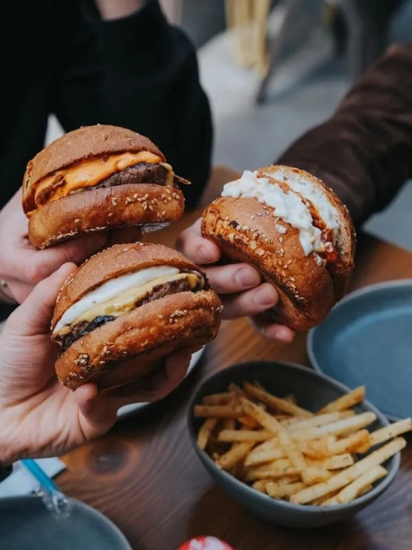 İstanbul’un en iyi hamburgercilerinden Enva-i Sokak Lezzetleri - üç farklı ev yapımı hamburger ve yanında patates kızartması
