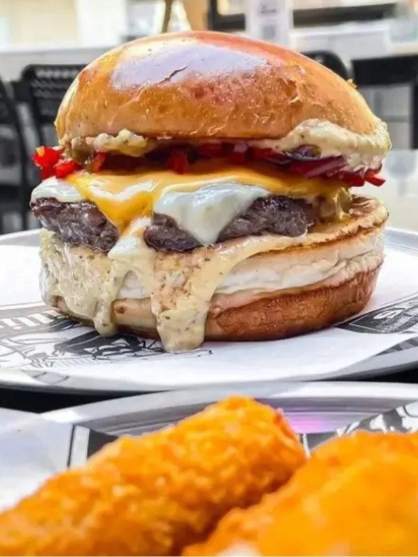 İstanbul’un en iyi hamburgercilerinden Grillin Guys imza hamburgeri