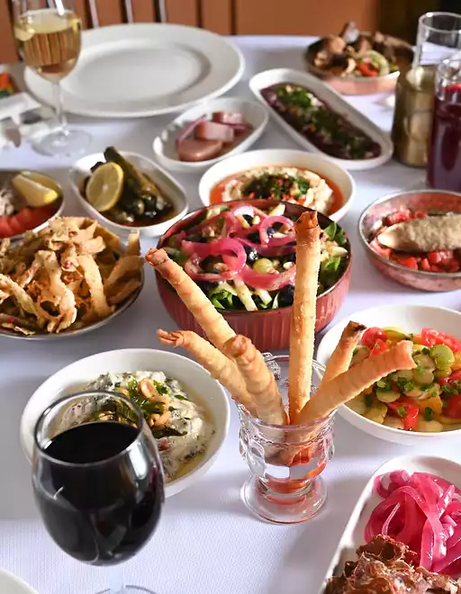 HaNi Restaurant'ın dolu ve şık sofrası.