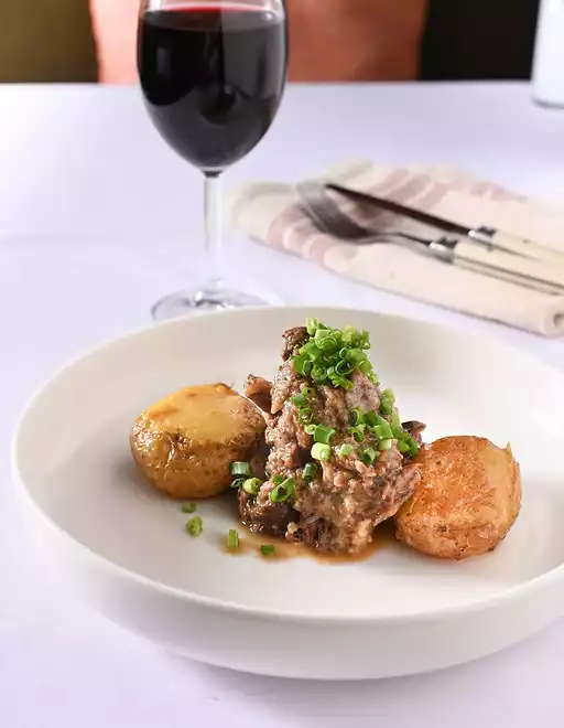 HaNi Restaurant et ve patatesli ana yemeği.