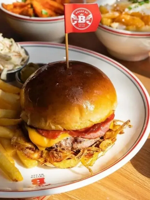 İstanbul’un en iyi hamburgercilerinden House of B peynirli ve pastırmalı imza burgeri yanında patates kızartması