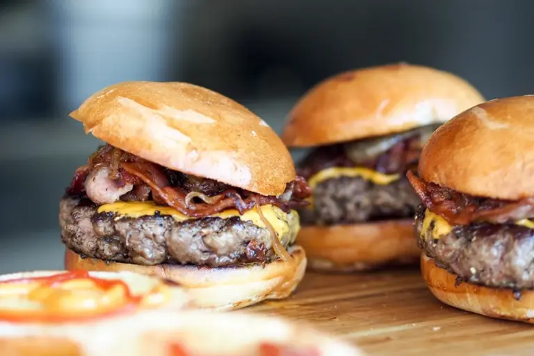 İstanbul’un En İyi Hamburgercileri: Klasikten Smash Burger’a Favoriler