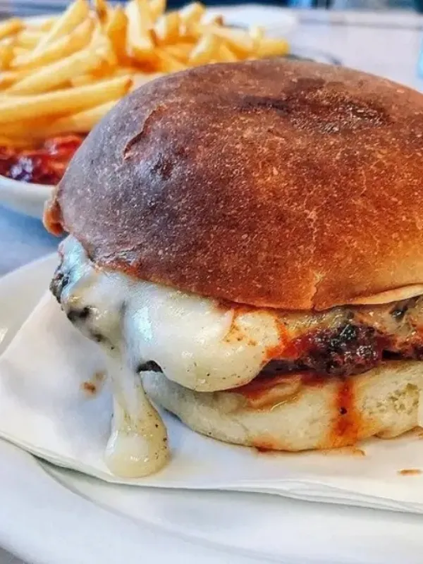 J Burger yakın çekim hamburger ve patates kızartması tabağı