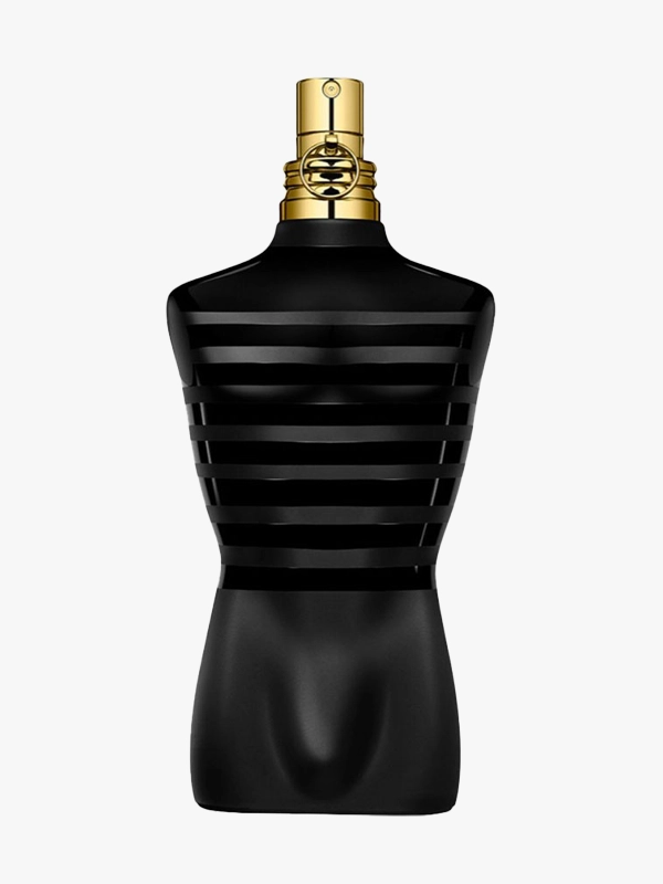 Marka Adı: Jean Paul Gaultier
Ürün Adı: Jean Paul Gaultier Erkek Le Male Le Parfum
Ürün Cinsiyeti: Erkek
Ürün Tipi: Parfüm
Ürün Sezonsallığı: Sonbahar
Ürün Çeşidi: Eau de Parfum (EDP)
Ürün Özellikleri: Bu ikonik parfüm, Jean Paul Gaultier'nin imza niteliğindeki erkek torso formunda, siyah ve çizgili şişe tasarımına sahiptir. Üst kısmı altın rengi detaylara sahip püskürtme başlığıyla tamamlanan şişe, şık ve modern bir duruş sergiler. Kakule, iris ve vanilya notalarının pudralı ve sıcak birleşiminden oluşan zengin koku profiliyle karizmatik bir etki bırakır. Eau de Parfum konsantrasyonu sayesinde tende uzun süre kalıcılık sunar ve baştan çıkarıcı, sofistike bir atmosfer yaratır.
Öne Çıkan Detaylar:
- Kakule, iris ve vanilya notalarının eşsiz uyumuyla pudralı ve sıcak bir koku deneyimi.
- Karizmatik ve baştan çıkarıcı bir etki bırakan zengin koku karakteri.
- Jean Paul Gaultier'nin imzası olan, siyah çizgili erkek torso formundaki ikonik şişe tasarımı.
Kimler Kullanıyor?: Bu parfüm, çekici, lüks ve şık bir tarz benimseyen, kendine güvenen erkekler için özel olarak tasarlanmıştır. Giyiminde ve duruşunda sofistikasyonu ön planda tutan, tensel ve sarmalayıcı bir koku ile çevresinde derin ve samimi bir etki yaratmayı arzulayanlar bu kokuyu tercih edebilir. Özellikle akşam saatleri ve özel anlar için unutulmaz bir imza arayanlar bu karizmatik kokuyu stilinin ayrılmaz bir parçası olarak görecektir.