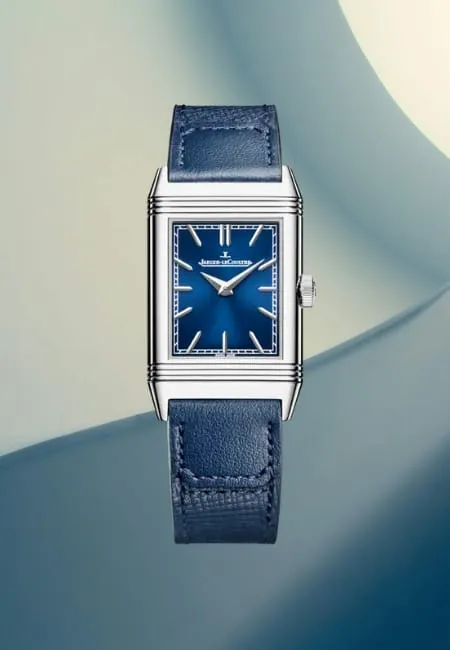 Jaeger-LeCoultre Reverso modeli, mavi kadranlı ve mavi deri kayışlı, dikdörtgen kasa tasarımıyla ikonik İsviçre lüks saati