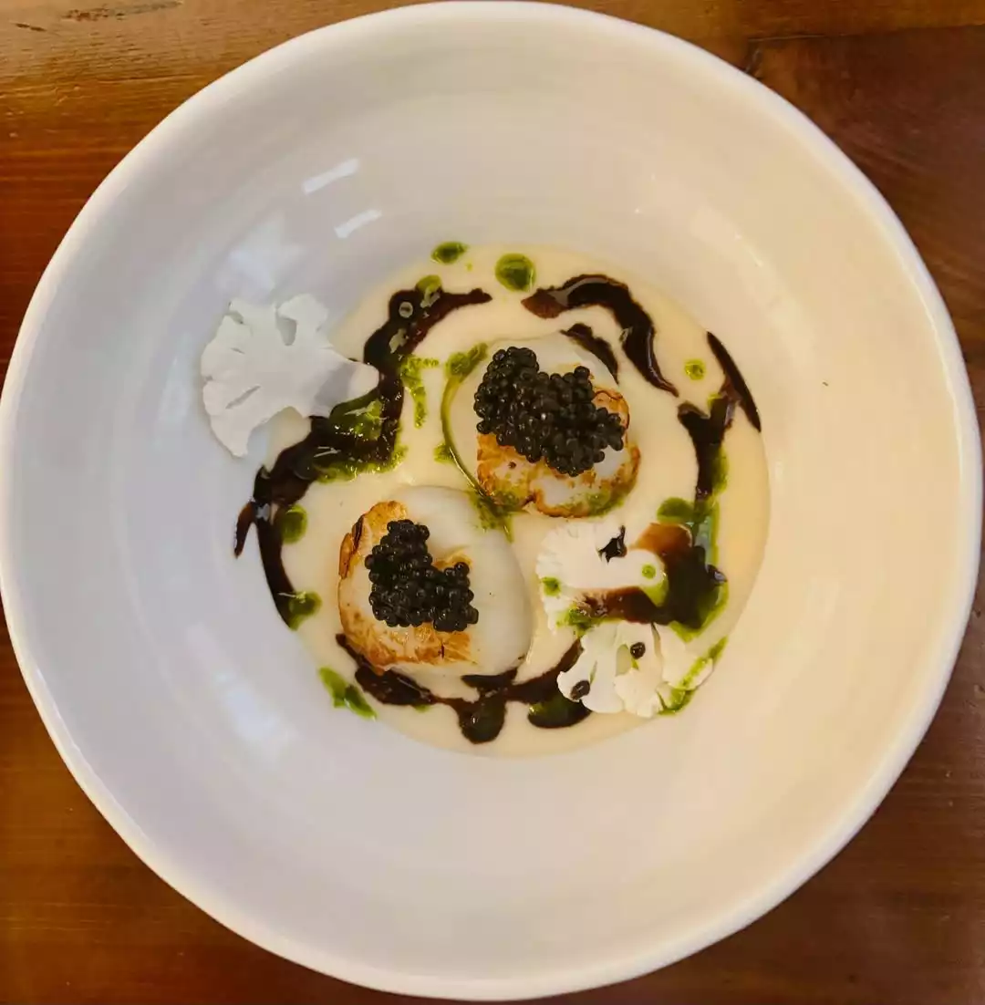 Küçük ama son derece karakterli yapısıyla L’Osteria Santa Marina, Venedik’te çağdaş mutfak yaklaşımını sıcak bir mahalle osteriası samimiyetiyle birleştiriyor.