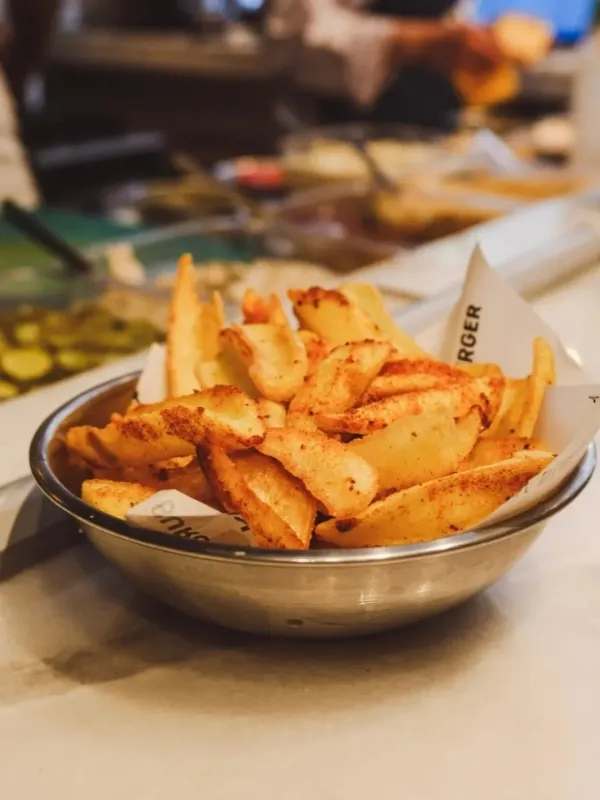 POV Burger özel patates kızartması sunumu