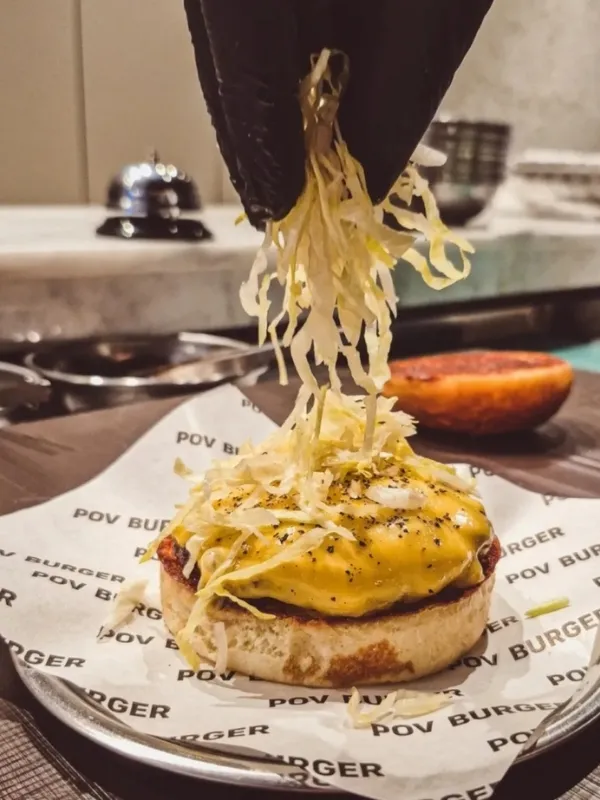 İstanbul’un en iyi hamburgercilerinden POV Burger özel burger sunumu