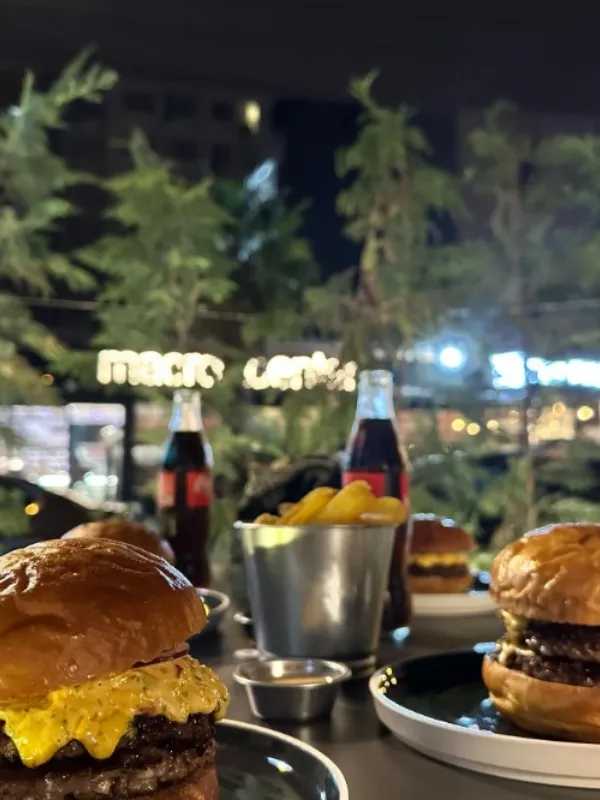 Padrone gece servis edilen burgerler ve patates kızartması