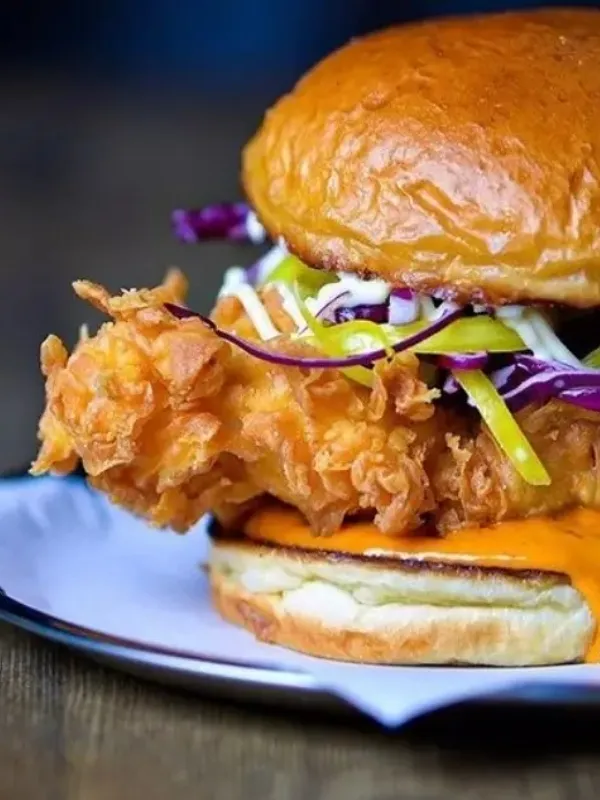 Primitif çıtır tavuklu burger ve renkli lahana garnitürü