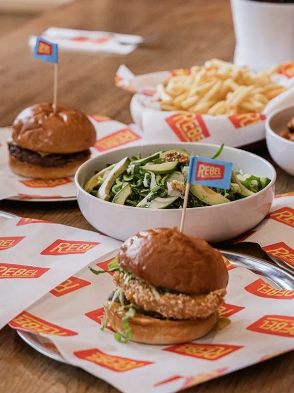 İstanbul’un en iyi hamburgercilerinden Rebel hamburger, avokadolu salata ve patates kızartması