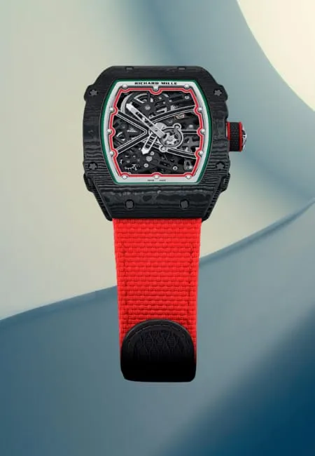 Richard Mille lüks saat modeli, kırmızı kayışlı, karbon kasa ve iskelet kadran tasarımıyla modern mühendislik ve cesur estetiği birleştiren İsviçre yapımı erkek kol saati