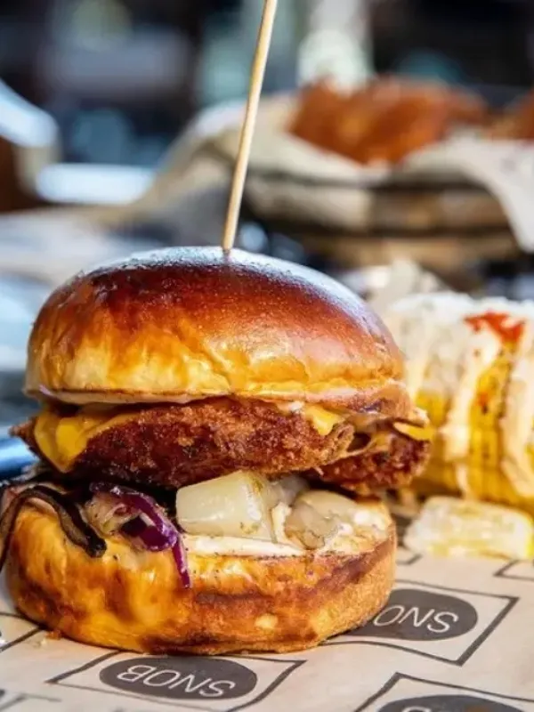 İstanbul’un en iyi hamburgercilerinden Snob Street Food cheddar peynirli ve çıtır tavuklu burger