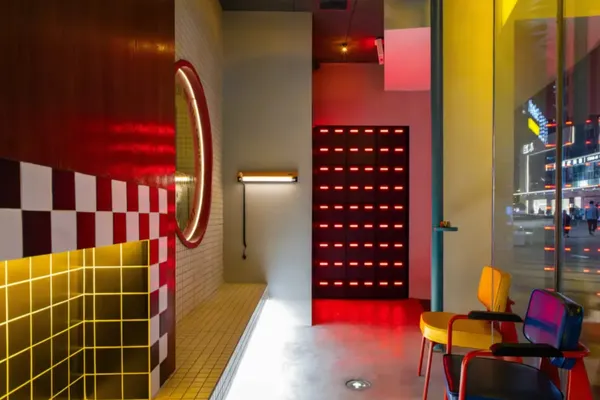 İstanbul speakeasy bar ve listening room konseptini yansıtan modern ışıklı bar alanı.