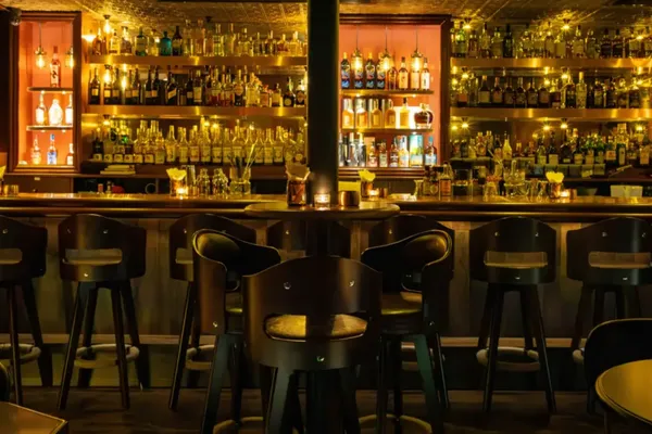 Speakeasy tarzında düzenlenmiş bar alanı ; İstanbul’un müzik odaklı listening room atmosferi.