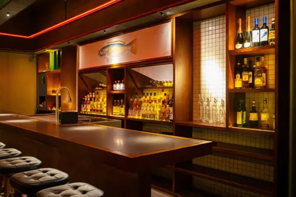 Ahşap detaylı bar tasarımı; İstanbul listening room mekânlarında görülen sıcak ve müzik odaklı atmosfer.