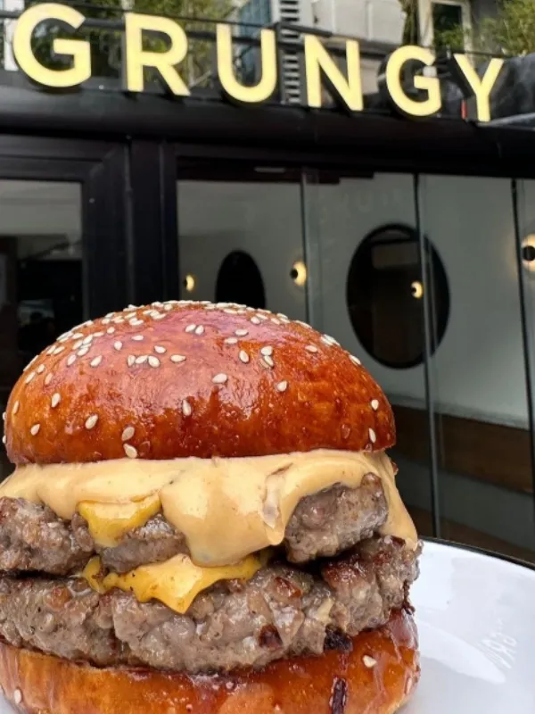 İstanbul’un en iyi hamburgercilerinden The Grungy Society ; yakın plan hamburger