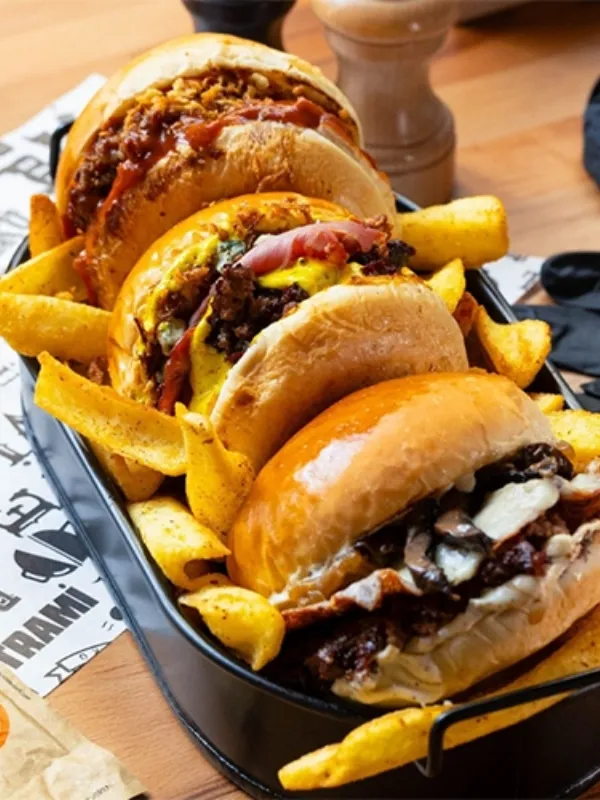 Tok Barbekü üç çeşit burger ve patates kızartması tabağı