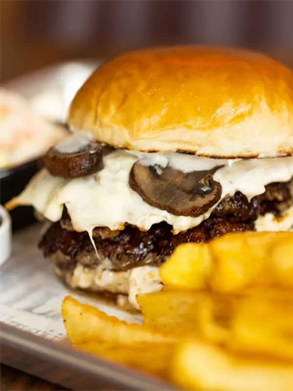 Tok Barbekü mantarlı ve cheddar peynirli burger yanında patates kızartması