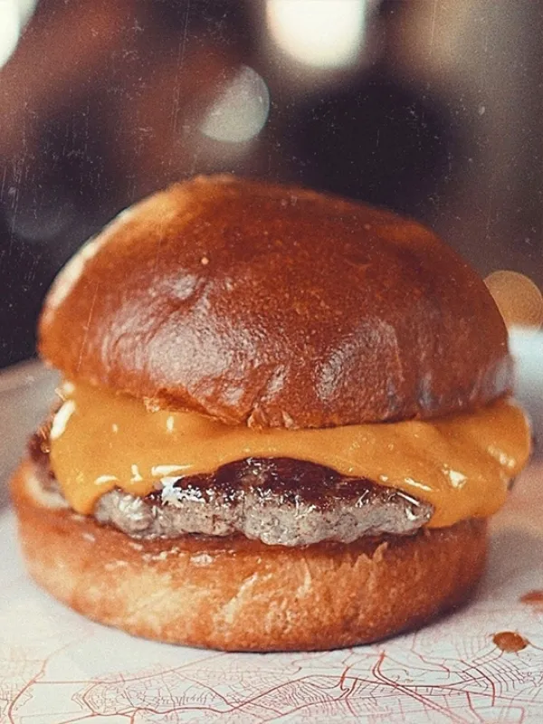 İstanbul’un en iyi hamburgercilerinden Zula'da yakın çekim hamburger