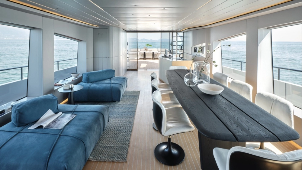 AB Yachts 110 süper yatın iç mekan tasarımını yansıtan bu modern ve zarif salon, geniş pencerelerinden eşsiz deniz manzarası sunarken, konforlu oturma grupları ve lüks detaylarla dikkat çekiyor.