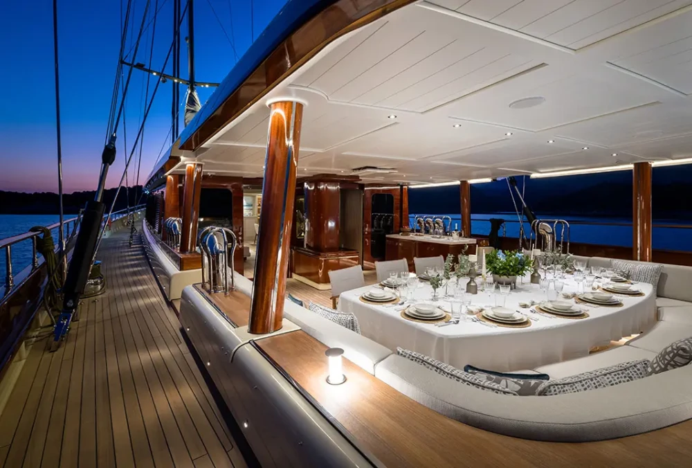 Mavi sular üzerinde ilerleyen, direkleri ve gergin yelkenleriyle Türk üretimi Ares Yachts Simena yelkenli süper yat, modern çizgileri ve estetik duruşuyla göz alıcı bir deniz aracı olarak dikkat çekiyor.