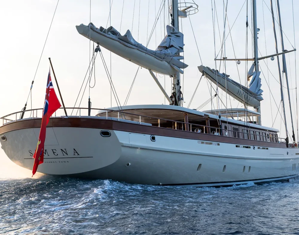 Türk üretimi lüks bir yelkenli süper yat olan Ares Yachts Simena'nın kıçtan çekilmiş bu detaylı ve etkileyici görüntüsü, teknenin geniş güvertesini, zarif direklerini, şık hatlarını ve denizde oluşturduğu modern, prestijli duruşunu net bir şekilde sergiliyor.