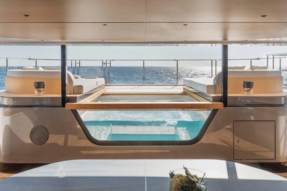Geniş güverteleri ve lüks hatlarıyla denizde süzülen, modern Azimut tasarımının zirvesini temsil eden, Azimut Grande 44m süper yatının göz alıcı dış profili, serinin en büyük teknesi olarak öne çıkıyor.
