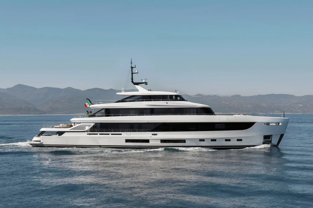 Azimut Grande 44m süper yatı, güneşli bir havada masmavi sular üzerinde ilerlerken, zarif beyaz gövdesi ve geniş güverteleriyle dikkat çekerek en büyük Azimut tekne lüksünü gözler önüne seriyor.