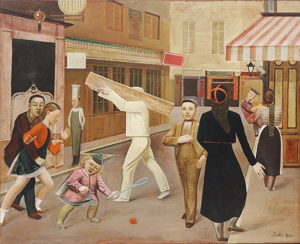 Balthus'un Sokak adlı ikonik tablosunda, gündelik hayatın içinden figürlerin yer aldığı bir şehir sokağı manzarası betimleniyor; sol yanda bir çiftin kucaklaşması, ortada uzun bir kereste taşıyan beyaz giysili bir adam ve raketle oynayan bir çocuk gibi farklı detaylar dikkat çekiyor.