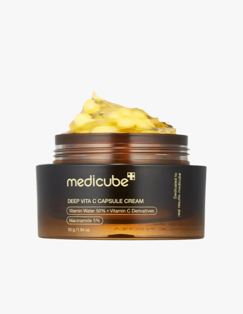 Ürün Cinsiyeti: Unisex
Ürün Tipi: Cilt Bakımı
Ürün Sezonsallığı: Dört Mevsim
Ürün Çeşidi: C Vitamini İçerikli Yüz Kremi
Ürün Özellikleri:
Deep Vita C Capsule Cream, C vitamini kapsülleri içeren yapısıyla cildi aydınlatmayı ve daha eşit bir ton görünümü sağlamayı hedefler. Kremsi dokusu ciltte konforlu bir bakım hissi sunarken, düzenli kullanımda daha canlı bir görünümü destekler.
Öne Çıkan Detaylar:
C vitamini kapsüllü formül
Aydınlatıcı bakım odağı
Kremsi ve besleyici doku
Günlük bakım rutinine uygun
Kimler Kullanıyor?
Cilt tonunda canlılık ve parlaklık arayan, C vitamini içerikli kremleri tercih eden kullanıcılar için idealdir.
Medicube Deep Vita C krem ile cildinize aydınlık ve canlı bir görünüm kazandırın.