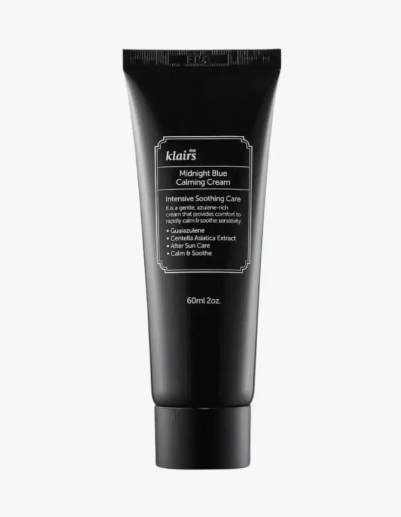 Ürün Cinsiyeti: Unisex
Ürün Tipi: Cilt Bakımı
Ürün Sezonsallığı: Dört Mevsim
Ürün Çeşidi: Yatıştırıcı Yüz Kremi
Ürün Özellikleri:
Midnight Blue Calming Cream, hassasiyet yaşayan ciltleri yatıştırmayı hedefleyen yoğun ama konforlu bir bakım kremidir. Özellikle ciltte kızarıklık ve stres hissi oluştuğunda destekleyici bir adım olarak öne çıkar. Gece bakımında veya ihtiyaç anında kullanılabilir.
Öne Çıkan Detaylar:
Yatıştırıcı bakım odağı
Hassas ciltlere uygun yapı
Yoğun ama konforlu doku
Günlük veya gece kullanımına uygun
Kimler Kullanıyor?
Cildinde hassasiyet, kızarıklık veya çevresel stres yaşayan; yatıştırıcı bakım ürünleri arayan kullanıcılar için uygundur.
Klairs Midnight Blue krem ile cildinizi yatıştırın, daha dengeli ve sakin bir görünüm kazandırın.