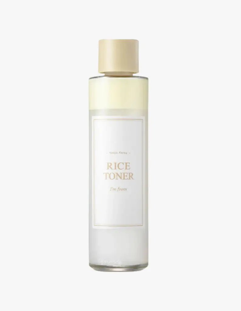 Ürün Cinsiyeti: Unisex
Ürün Tipi: Cilt Bakımı
Ürün Sezonsallığı: Dört Mevsim
Ürün Çeşidi: Nemlendirici & Aydınlatıcı Tonik
Ürün Özellikleri:
Rice Toner, pirinç özü içeriğiyle cildi nemlendirmeyi ve daha eşit tonlu bir görünüm kazandırmayı hedefler. Hafif ama besleyici yapısı sayesinde cildi kurutmadan dengelemeye yardımcı olur. Temizlik sonrası cildi bakıma hazırlayan temel bir adım olarak öne çıkar.
Öne Çıkan Detaylar:
Pirinç özü bazlı formül
Nem ve aydınlık desteği
Hafif, sütümsü doku
Günlük kullanıma uygun
Kimler Kullanıyor?
Cilt tonunda canlılık ve denge arayan, nemlendirici tonikleri rutinine dahil eden kullanıcılar için uygundur.
I’m From Rice Toner ile cildinizi nemlendirin, daha aydınlık ve dengeli bir görünüm elde edin.