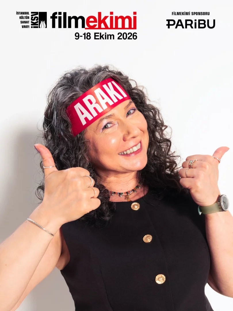 Filmekimi afişinde, kırmızı ARAKI yazılı kafa bandı takan, neşeli bir ifadeyle gülümseyen ve iki elinin başparmaklarını havaya kaldıran bir kadın, festivalin 9-18 Ekim 2026 tarihlerini ve sponsor Paribu'yu içeren logolarla birlikte canlı bir poz veriyor.