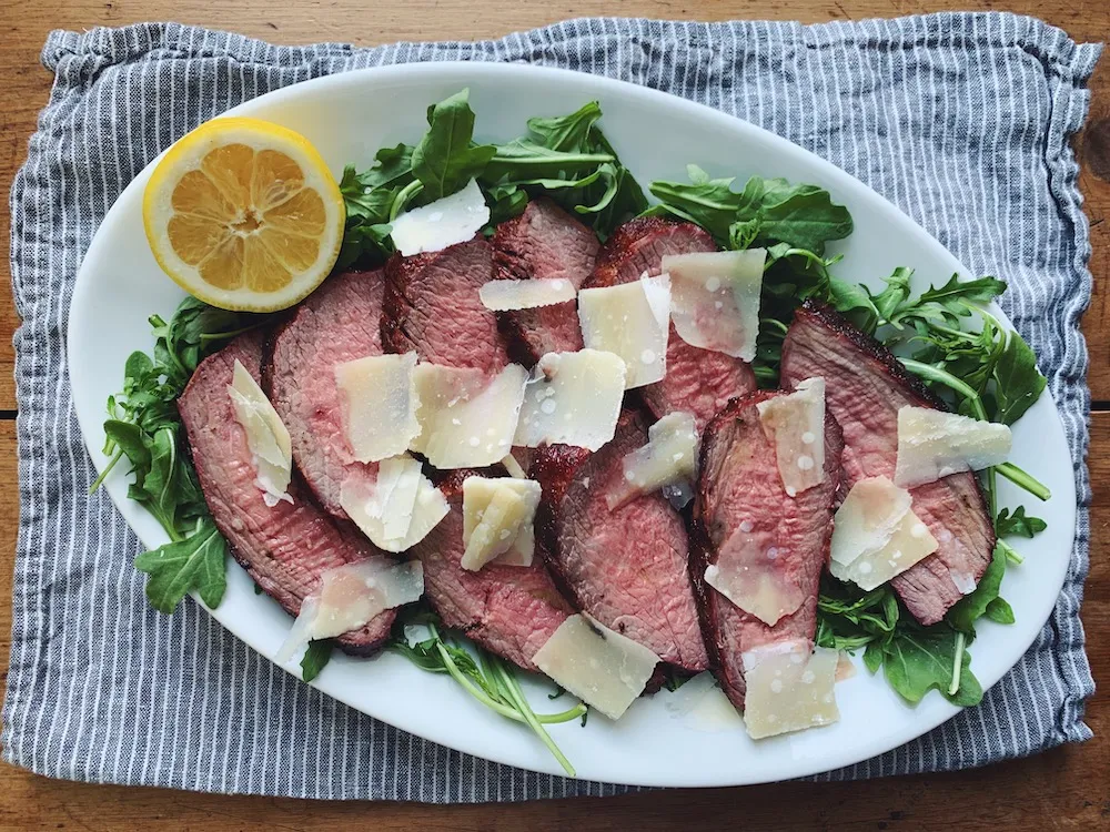 Floransa mutfağının enfes lezzetlerinden biri olan, beyaz oval bir tabağa roka yatağında özenle dizilmiş, orta pişmiş dilimlenmiş etin üzerine taze parmesan peyniri dilimleri ve yarım limon eşliğinde sunulan bu göz alıcı yemek.