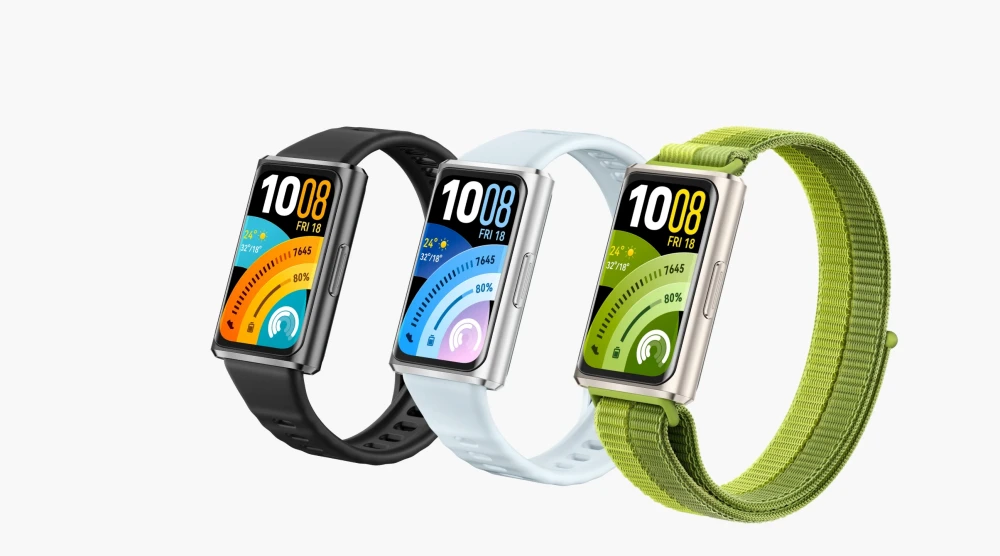 Üç farklı renk seçeneğiyle sunulan, siyah silikon, açık mavi silikon ve zeytin yeşili kumaş kordonlu Huawei Band 11 Pro akıllı bileklikler, parlak AMOLED ekranlarında saat, tarih, hava durumu ve adım sayısı gibi detaylı aktivite verilerini net bir şekilde göstererek modern tasarımlarını ön plana çıkarıyor.