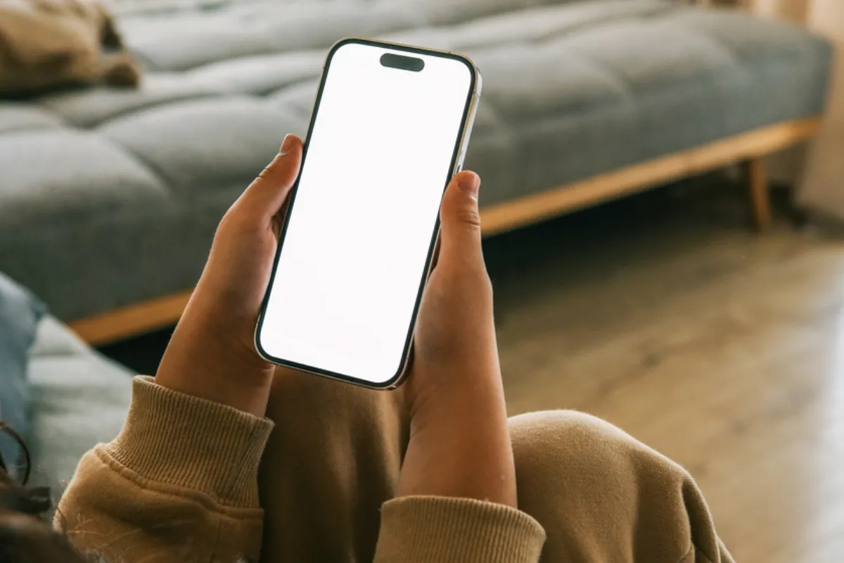 Ev ortamında elde tutulan, ekranı açık iPhone akıllı telefon
