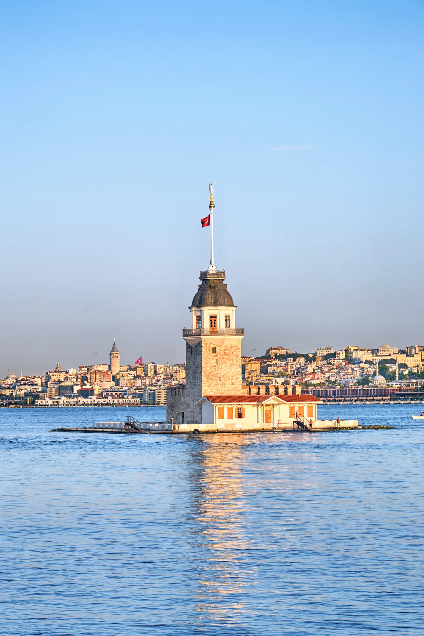 Boğaz'ın ortasında tüm görkemiyle yükselen Kız Kulesi, tepesinde dalgalanan Türk bayrağı, önündeki iskelesi ve arka plandaki tarihi İstanbul silüetiyle birlikte, evlilik gibi özel ve unutulmaz anlara fon oluşturacak büyüleyici bir manzara sunuyor.