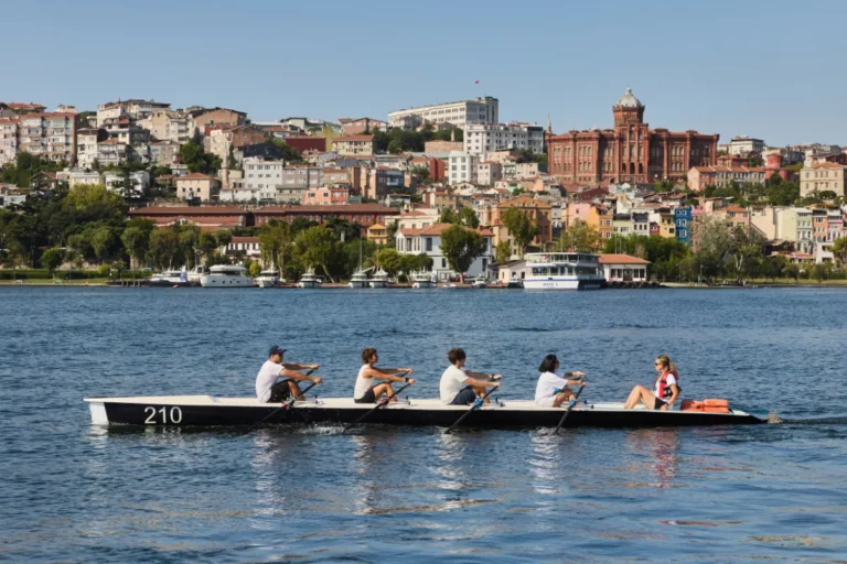 Kürek Sporuyla Tanışın: Suyun Üzerinde Güç, Denge ve Tempo