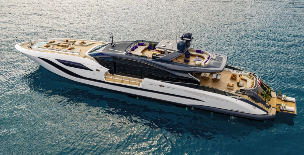 Mangusta 165 REV süper yatının pürüzsüz hatları ve modern tasarımıyla denizde süzüldüğü, lüks dış cephesini ve etkileyici büyüklüğünü sergileyen bu görsel, denizcilik dünyasının zirvesindeki yerini vurgulamaktadır.