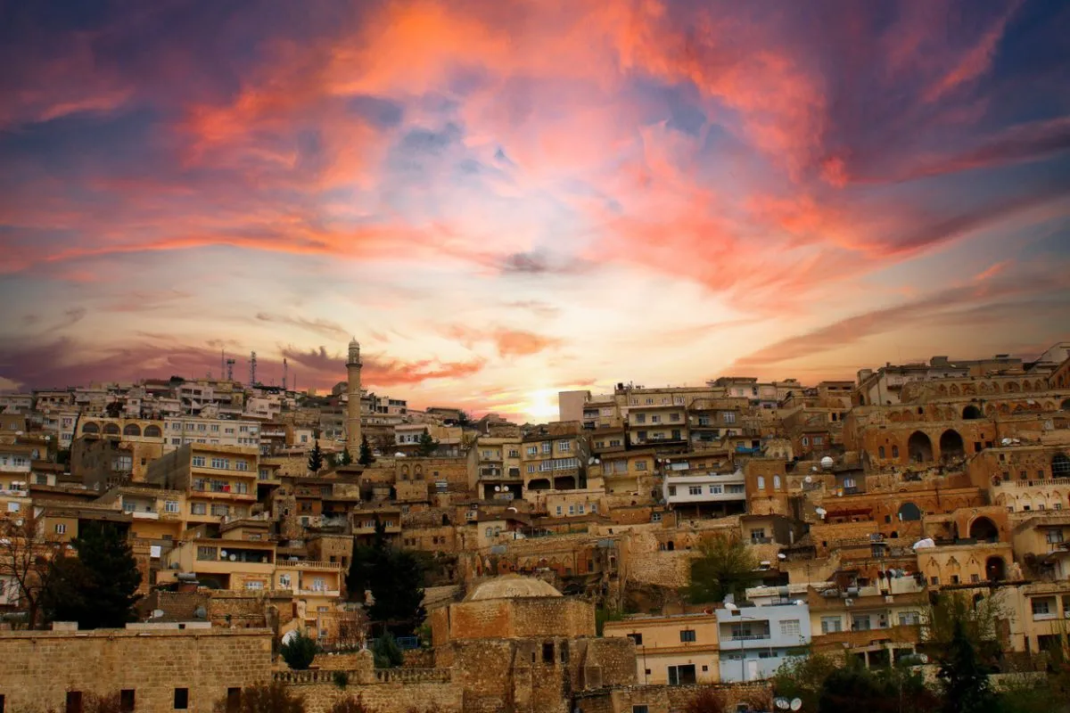 Gün batımında Mardin’in taş evleri, teraslı mimarisi ve Mezopotamya manzarası.