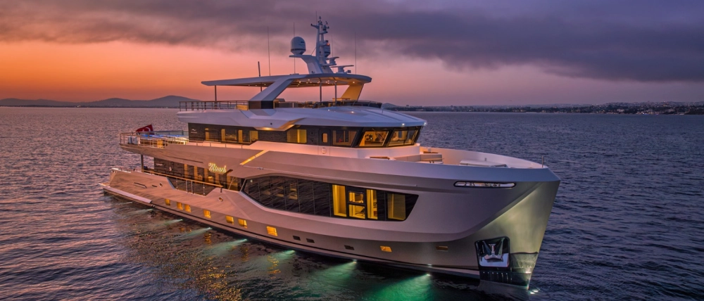 Mavi denizde süzülen, modern ve zarif hatlara sahip Numarine 40MXP Explorer süper yatının, geniş güverteleri ve lüks yaşam alanları uzun keşif yolculuklarına hazır olduğunu gözler önüne seriyor.