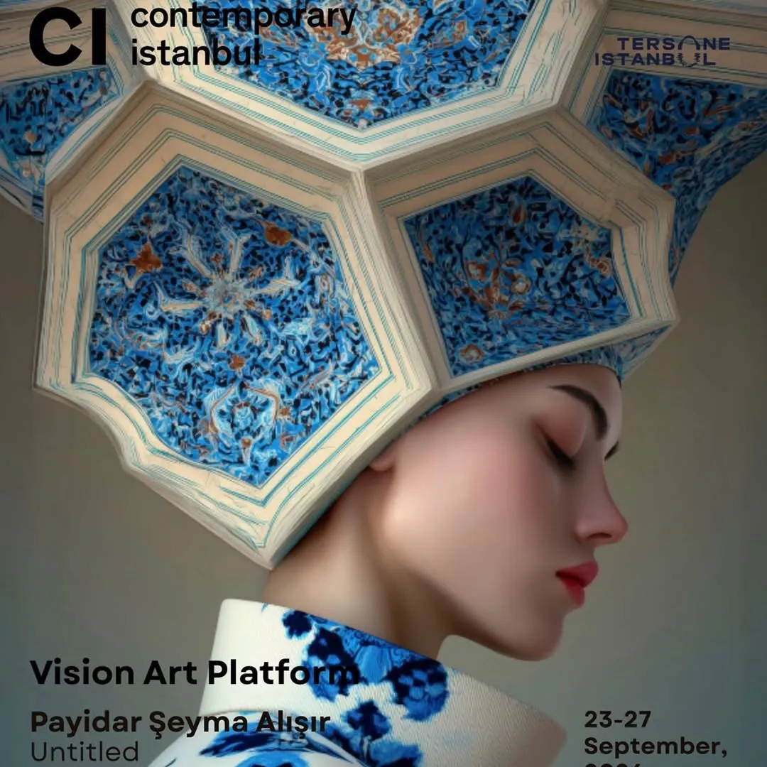 Payidar Şeyma Alışır'ın Vision Art Platform için yarattığı bu sanat eserinde, profilden görünen bir kadının başı, İznik çinilerini anımsatan mavi, beyaz ve kahverengi çiçekli ve arabesk motiflerle süslü, altıgen bölümlerden oluşan mimari bir başlıkla kaplanmıştır.