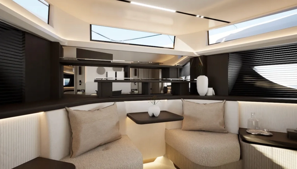Bu İngiliz yapımı Pearl 73 yatın modern ve lüks iç tasarımında, krem rengi konforlu oturma grupları, koyu renk ahşap paneller, şık aksesuarlar ve geniş tavan pencereleriyle aydınlık ve ferah bir yaşam alanı dikkat çekiyor.