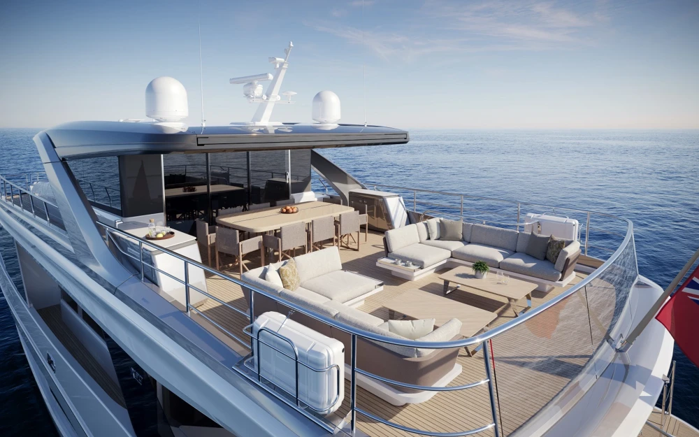 Princess X90 süper yatın flybridge güvertesinde, geniş yemek masası ve konforlu L şeklindeki oturma gruplarıyla donatılmış lüks bir açık hava yaşam alanı, masmavi denizin üzerinde ve açık gökyüzünün altında dinlenmek için ferah bir ortam sunuyor.