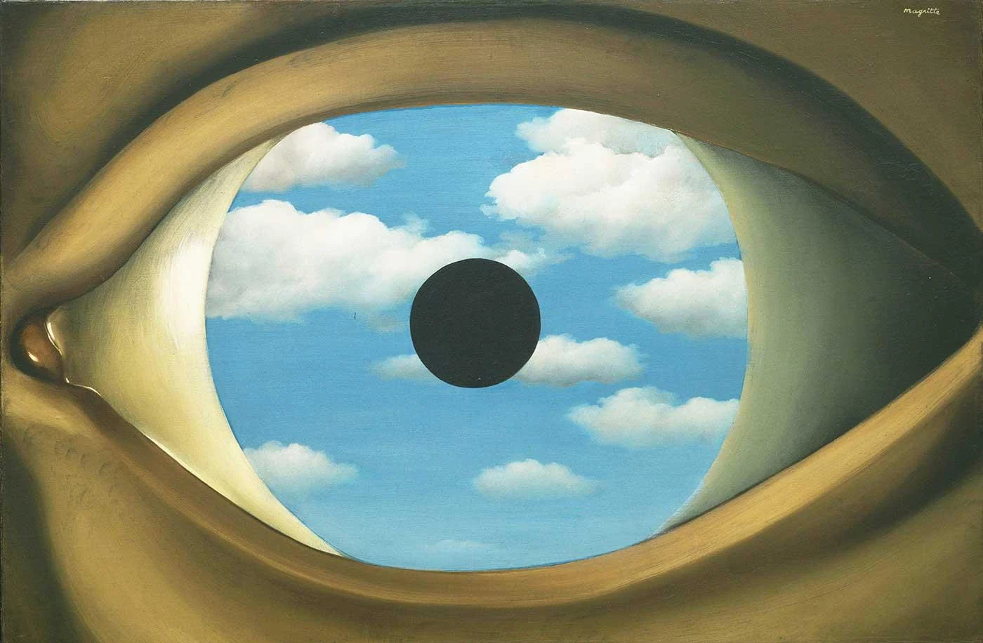 René Magritte'in Sahte Ayna isimli bu sürrealist tablosunda, insan gözünün irisi ve bebeği, ortasında siyah bir nokta ile parlak mavi gökyüzü ve kabarık beyaz bulutlarla yer değiştirerek görme ve gerçeklik üzerine derin bir sorgulama sunuyor.