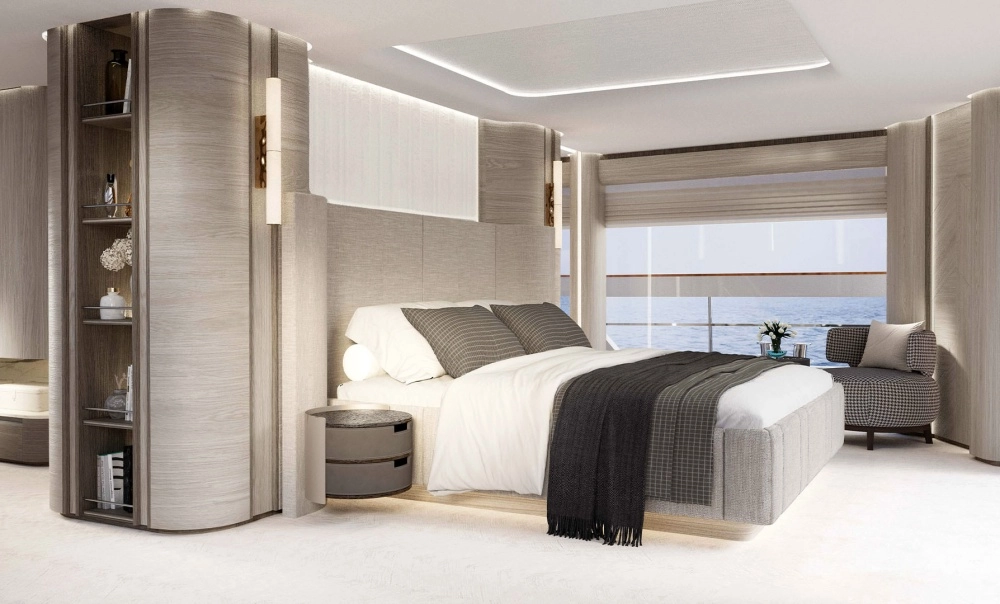 Sirena 118 süper yatının lüks iç mekanından denize nazır modern bir yatak odası, ahşap panellerle çevrili konforlu bir yatağı, gri tonlarda şık tekstilleri, yerleşik rafları ve ambiyans aydınlatmalarıyla ferah ve zarif bir tasarım sunuyor.